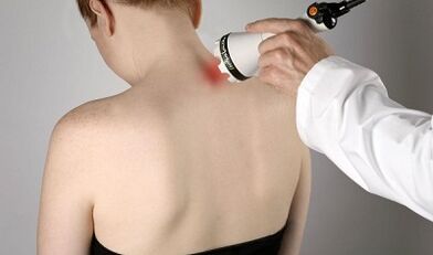 Tratamiento del dolor en el procedimiento de fisioterapia del cuello